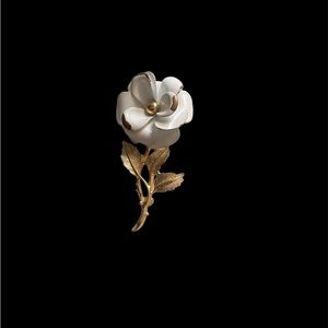Vintage Avon White Flower Brooch